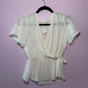 NEW White V-Neck Blouse 
 ⠀⠀⠀⠀⠀⠀⠀⠀⠀⠀⠀⠀